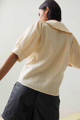 lichtgele blouse met grote kraag en streep dessin bl sunny stripes