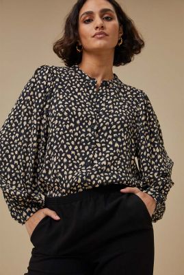 zwarte blouse met all-over print en ballonmouwen rikki flake blouse