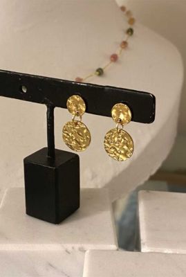 gouden oorstekers met 2 gehamerde muntjes 1.5cm