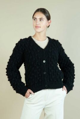 zwart vest van alpaca wol met ingebreide bolletjes saga aw1202