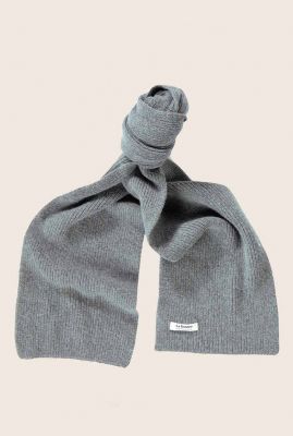 donkergrijze sjaal van lamswol en duurzame angora smoke scarf
