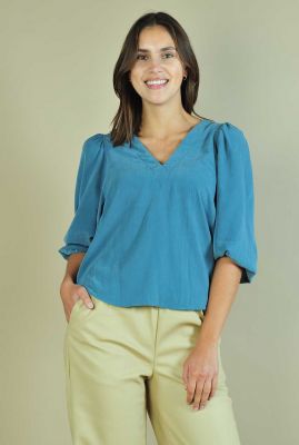 petrol kleurige top met v-hals en 3/4 mouwen antoni blouse