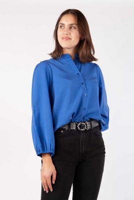 blauwe blouse met opstaande ruffle kraag fiamma-m dazzling blue