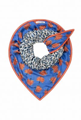 blauwe sjaal met bloemenprint double flowers marina blue sp6802