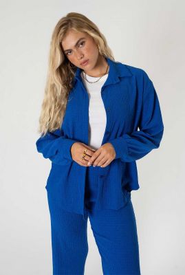 kobaltblauwe relaxed fit blouse met textuur anouk blouse cobalt