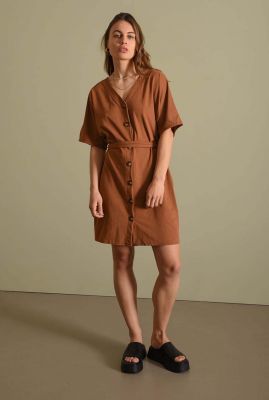 bruine v-hals jurk met knoopsluiting en ceintuur lola dress