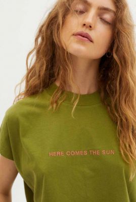 groen t-shirt met gebordurde tekst here comes the sun wts00270