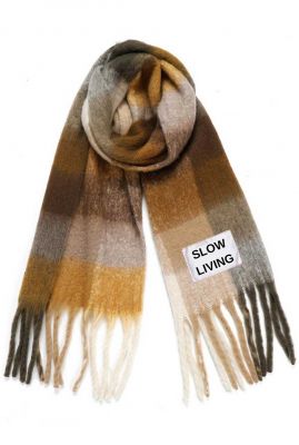 zachte bruine sjaal met geblokt dessin en tekst patch slow living