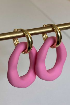 vergulde oorbellen met fel roze detail creolen met organische hanger oor291