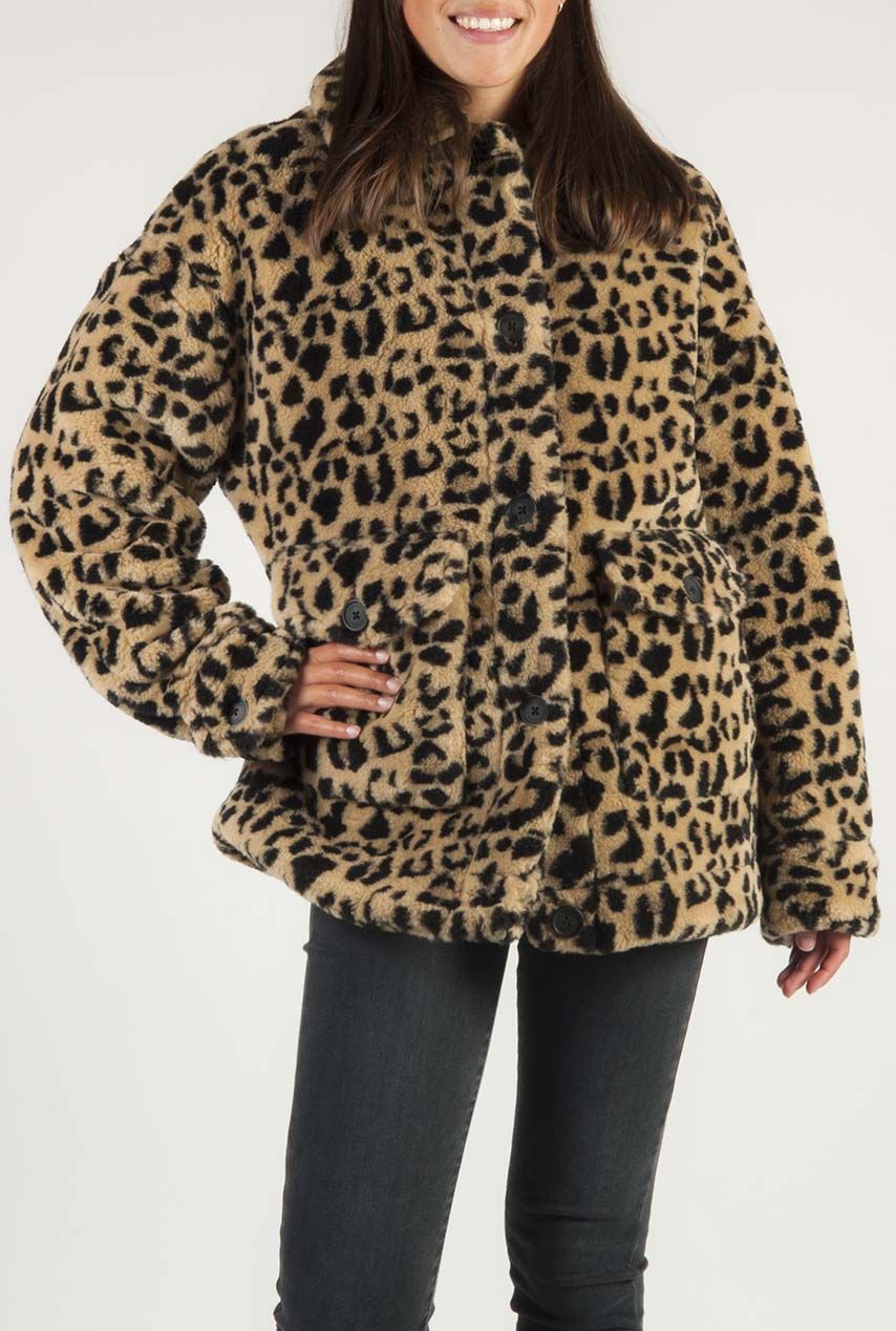 Walter Cunningham Bestrooi sjaal korte fake fur jas met luipaard dessin en klepzakken 6507102 | Tally-ho