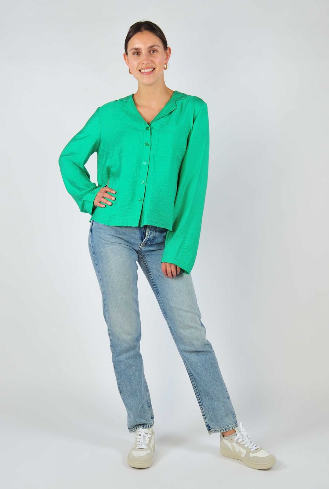 Sinewi is meer dan Fruit groente groene glanzende blouse met trompetmouwen ganna-m | Tally-ho