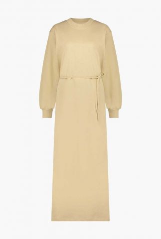 beige maxi jurk met lange mouwen en ceintuur fjorder dress fog white