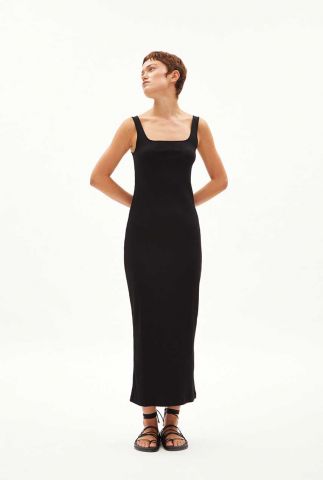 zwarte aangesloten maxi jurk met rib dessin arayaa 