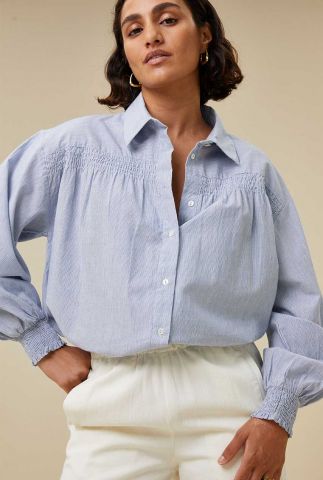 lichtblauwe gestreepte blouse met smock details lucia pin stripe blouse