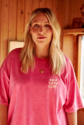 roze t-shirt by Yara Michels ts self love club