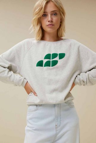 lichtgrijze relaxed fit sweater met groene flockprint fenne 