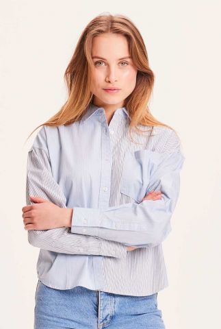 lichtblauwe blouse met streep dessin en borstzakje 900034