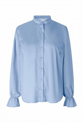 lichtblauwe satijnen blouse met ruches oni shirt cornflower