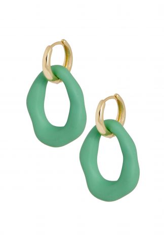 vergulde oorbellen met groen detail creolen met organische hanger oor291