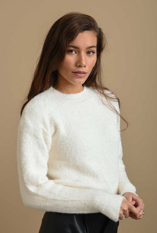 Speel Bedienen Verplaatsing zachte witte trui met lange mouwen en ronde hals fluffy sweater